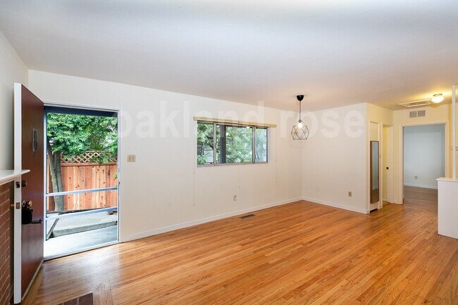 Foto del edificio - 995 Rose Ave