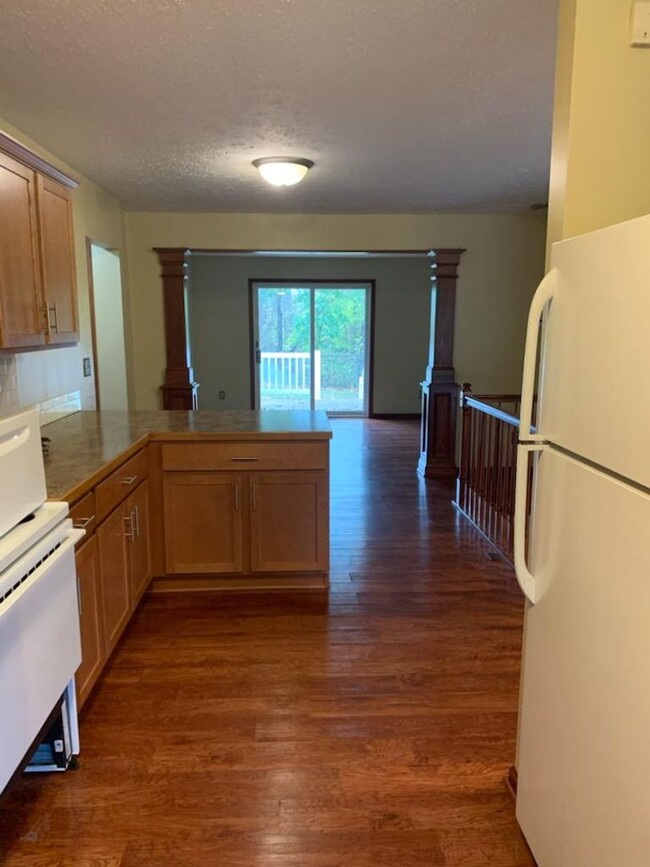 Building Photo - Private 4 Bedroom 2 1/2 Bath House