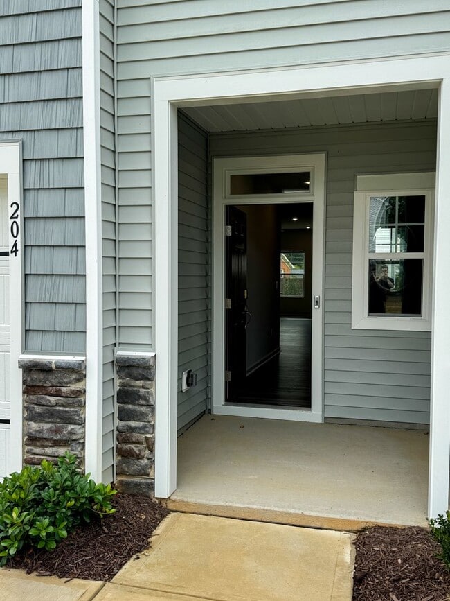 Building Photo - 204 Paramount Dr