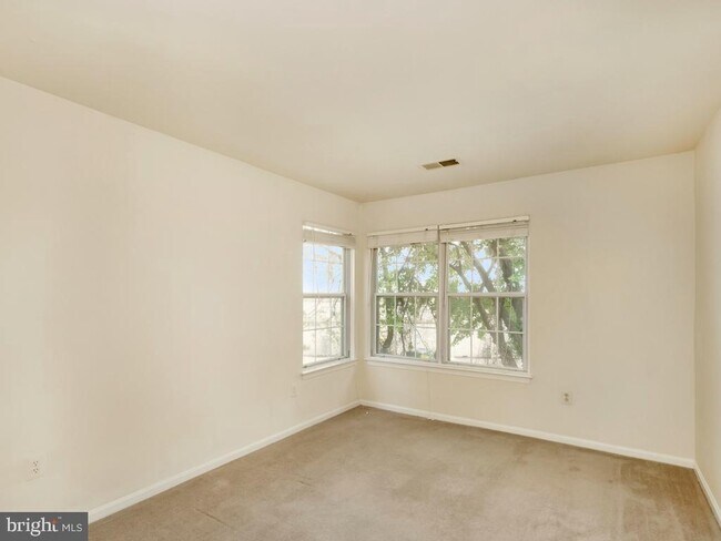 Foto del edificio - 8647 Beekman Pl