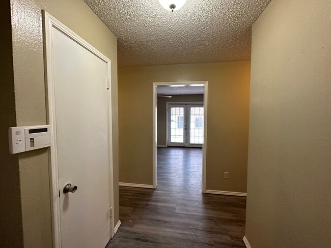 Building Photo - 3 Bedroom 2 Bathroom - Located in Midwest ...