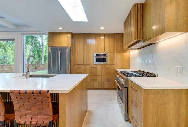 Foto del edificio - 303 Isolde Dr