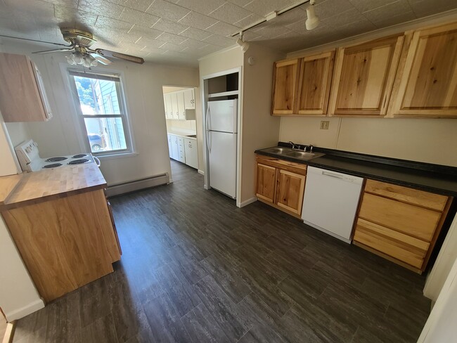 Kitchen - 554 Mill St