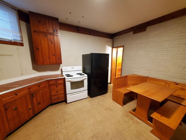 Building Photo - Large 1 bedroom remodeled apartment, washer/dryer hookups
