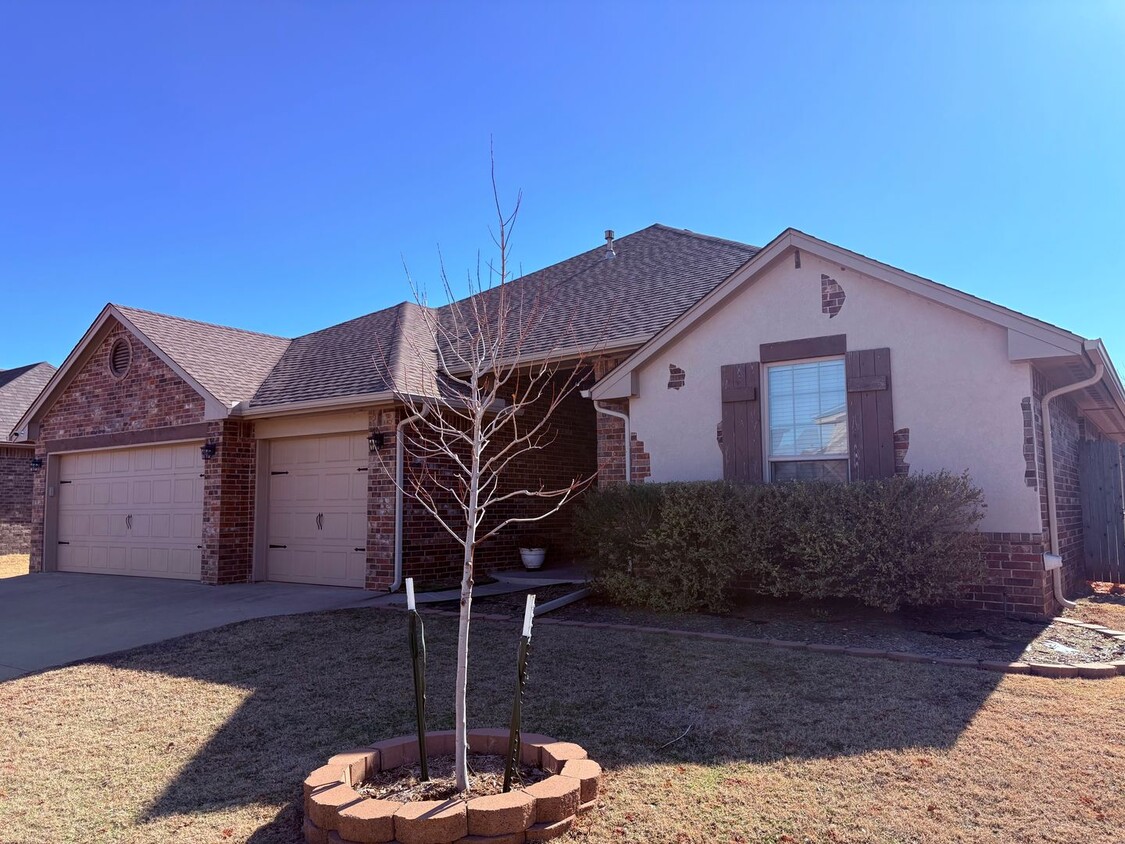 Foto principal - Large four bedroom home in Edmond