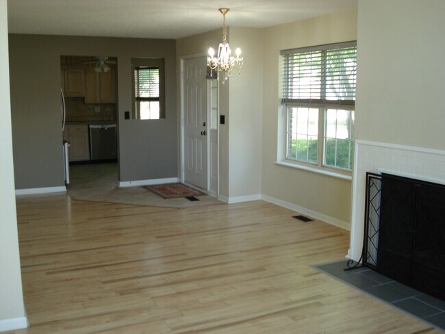Building Photo - 906 W Happfield Dr