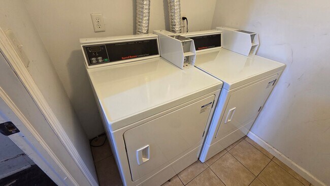 Foto del edificio - 273 Western Ave