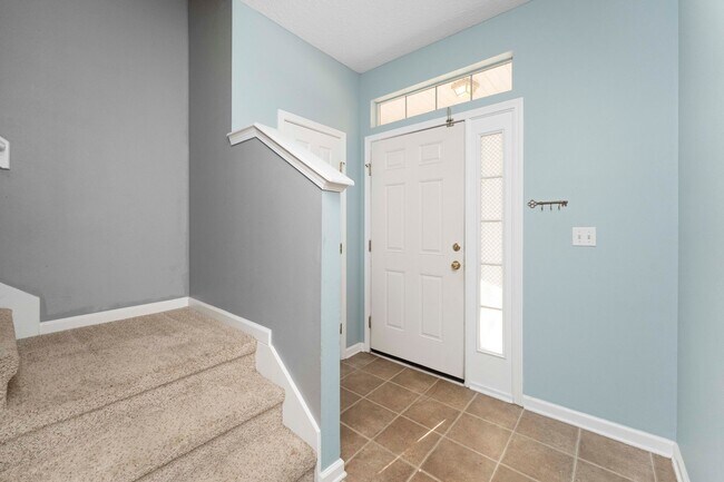 Foto del edificio - Charming 3BR Townhouse with Garage & Priva...