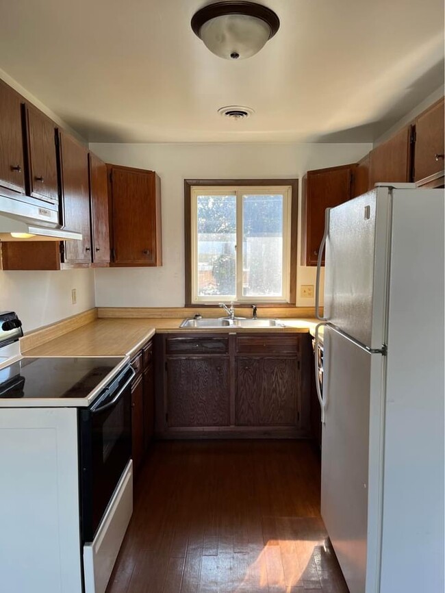 Kitchen - 7811 8 1/2 St W