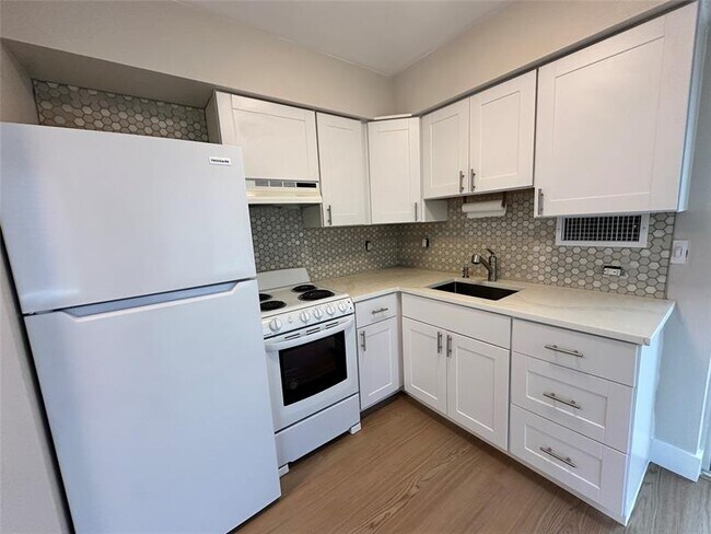 Building Photo - 2040 NE 56th Ct