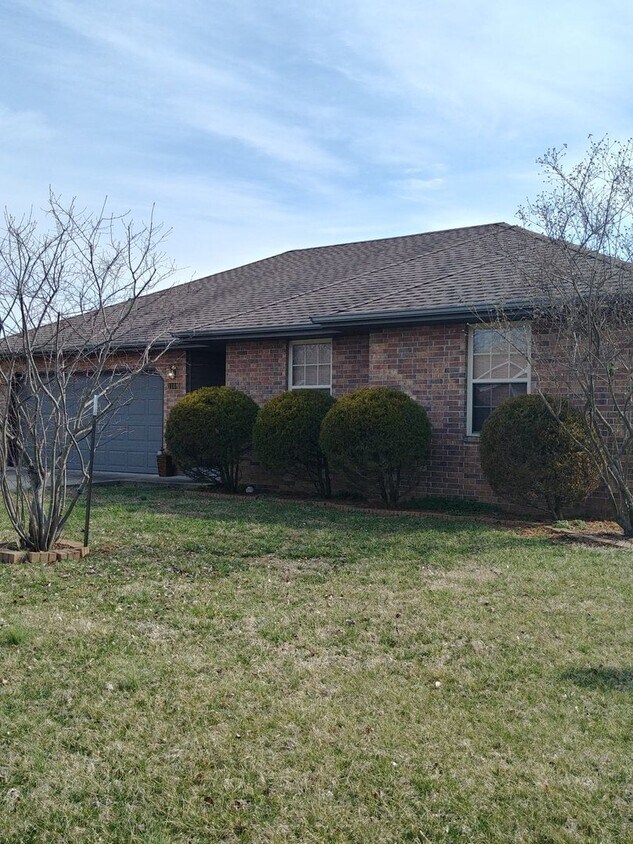 Building Photo - Ozark- Beautiful 3 bedroom 2 bath