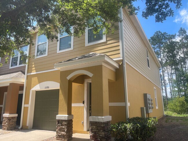 Foto del edificio - Enjoy Stylish Townhome Living in Vibrant B...