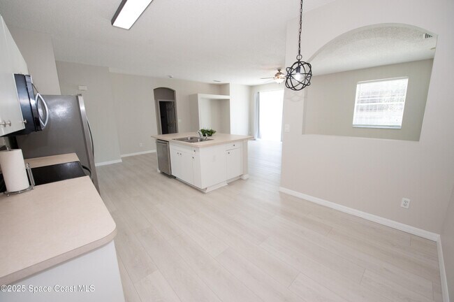 Foto del edificio - 5680 Friendly St