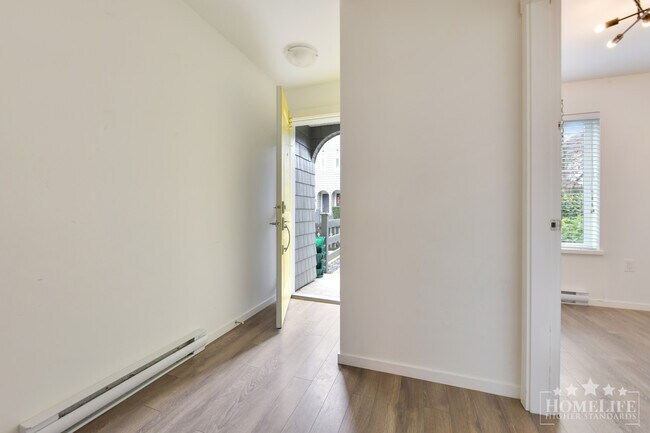 Photo du bâtiment - Spacious 4 Bedroom 4 Bathroom Townhome at King’s Landing with Double Garage Balcony and Yard Space