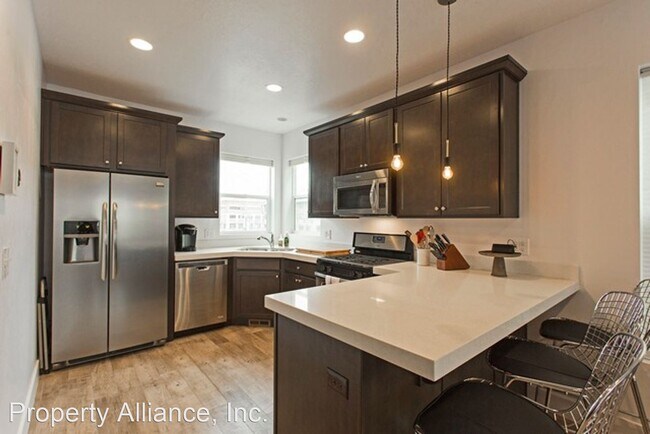 Building Photo - 2 br, 2.5 bath House - 1370 Center Drive #9