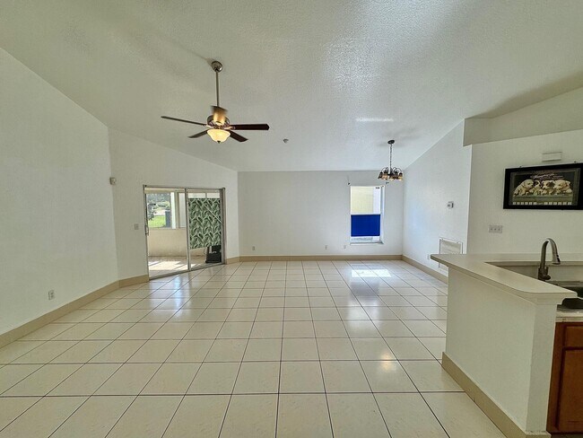 Building Photo - 104 Country Club Way
