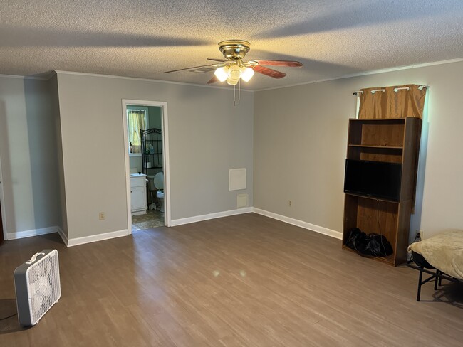 Foto del edificio - 30126 Butler Rd