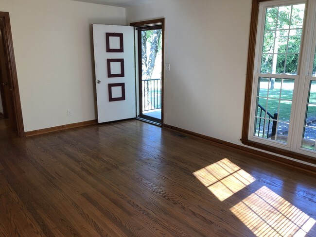 Sala de estar de la recepción luminosos - 529 Rosedale Ave