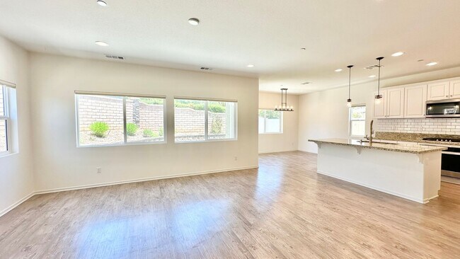 Foto del edificio - Beautiful, Newer 4-bedroom, 3 bath Home lo...