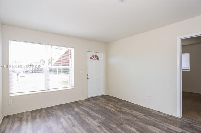 Foto del edificio - 6505 Flagler St