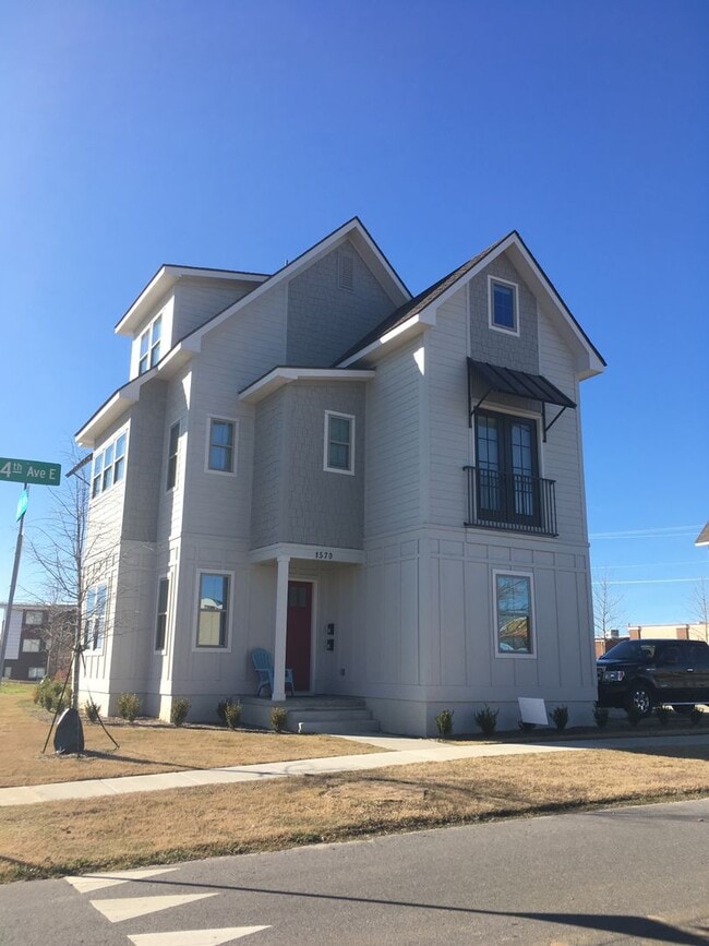 Building Photo - 1570 4th Ave E