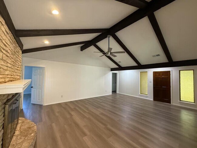 Foto del edificio - 1106 Oakwood Dr