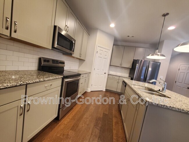 Building Photo - 554 Oakvale Ln