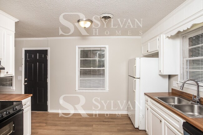 Foto del edificio - Prepare to be impressed by this 4 bedroom,...