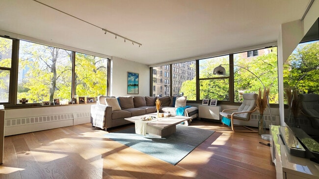 Foto del edificio - 360 W Wellington Ave