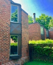 Building Photo - 2014 N Larrabee St