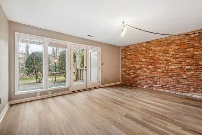 Foto del edificio - **PENDING APPLICATION** Beautiful end unit...