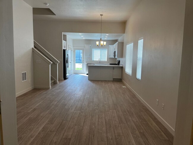 Building Photo - GET $500 OFF THE FIRST MONTHS RENT!!!