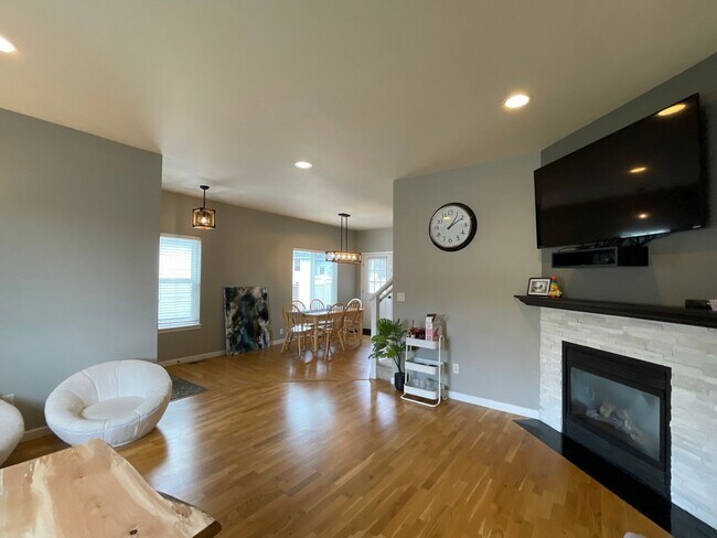Foto del edificio - AVAILABLE NOW: Spacious 4 bdrm, 3 bath home in Cedar Ridge Development!