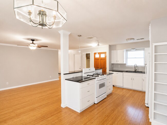 Building Photo - Great Home in South Austin - 78745 that backs to greenbelt