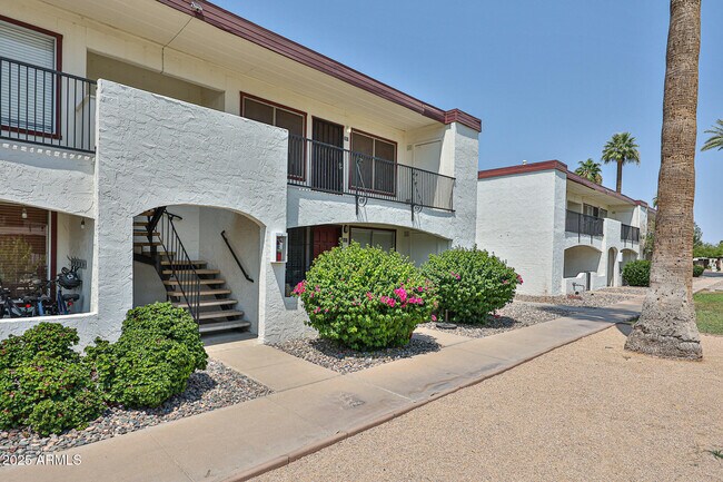 Foto del edificio - 240 Old Litchfield Rd