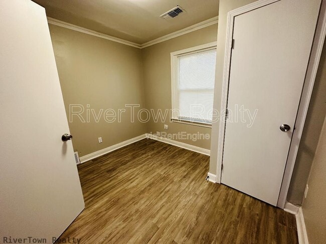 Building Photo - 1074 E Walthal Cir