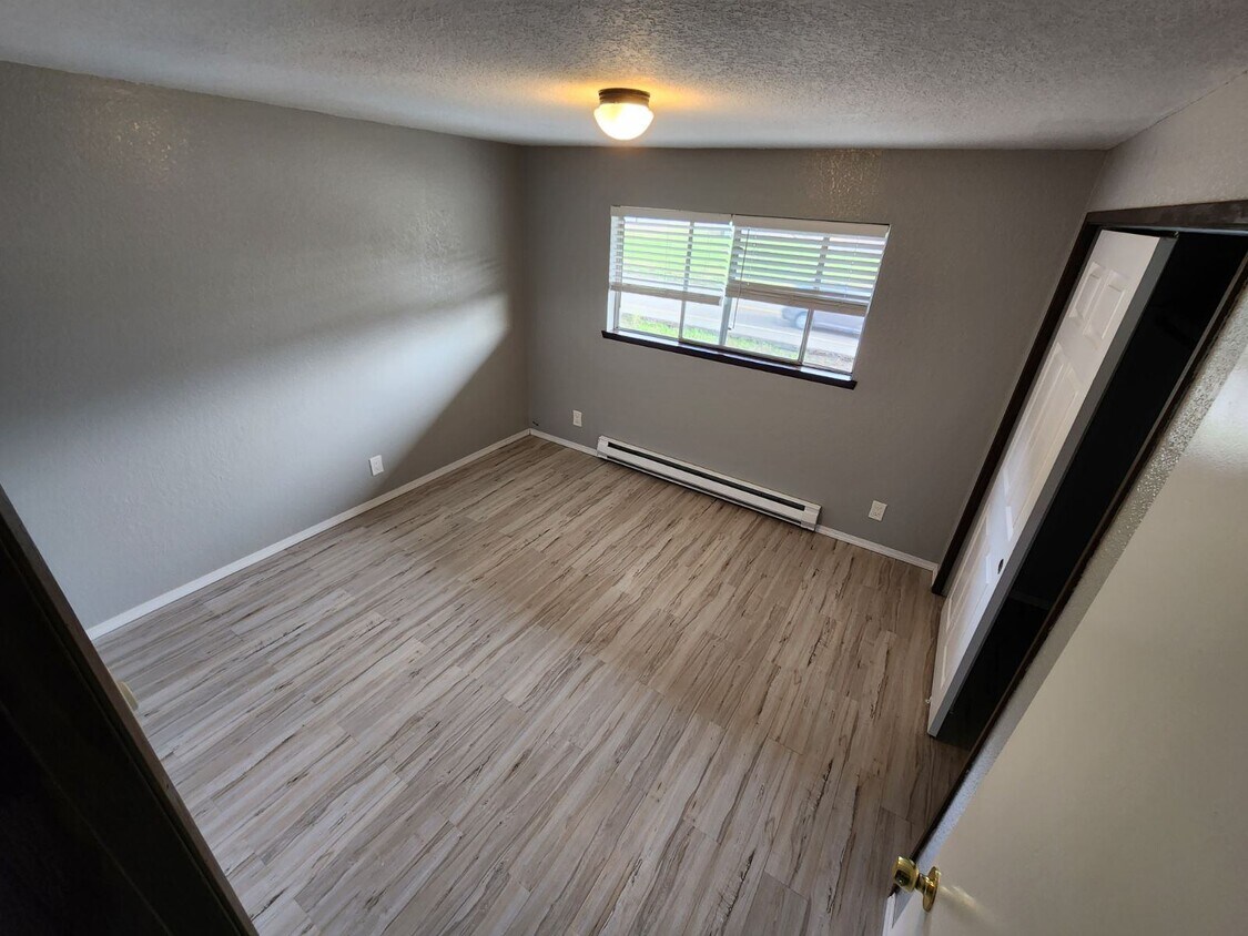 587 W Berdine St Unit 3, Roseburg, OR 97471 Apartments in Roseburg