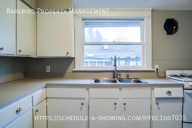 Building Photo - Stunning 1bd/1bath upstairs unit in N Port...