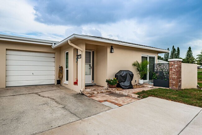 Building Photo - 2735 Sherbrooke Ln