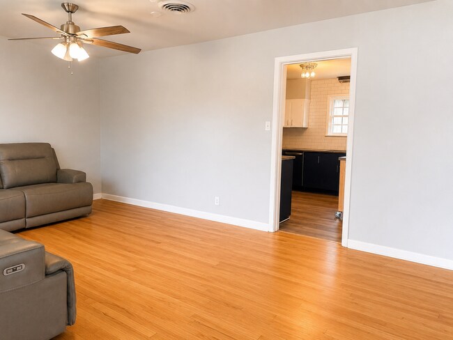 Building Photo - Charming Central Lubbock Home 3/2 with Gorgeous Updates Throughout!