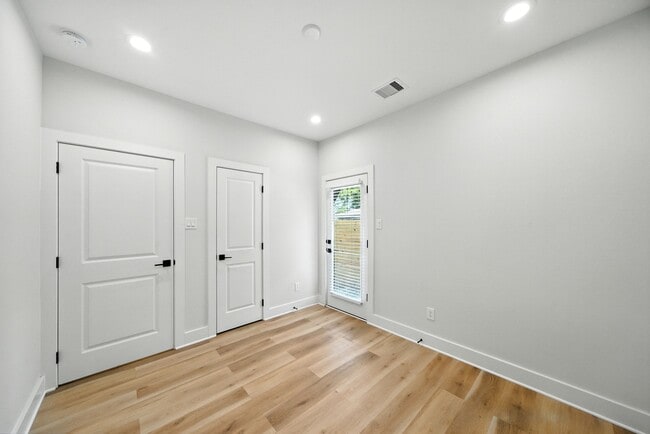 Building Photo - 2306 Hoskins Dr