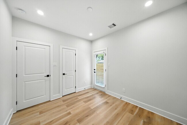 Foto del edificio - 2306 Hoskins Dr