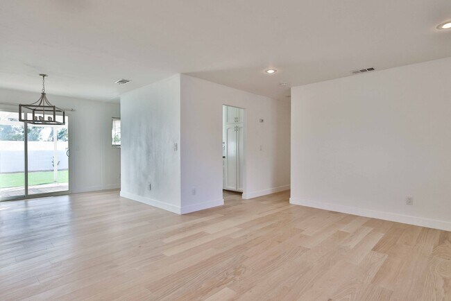 Building Photo - 3 Bedroom Home in University City
