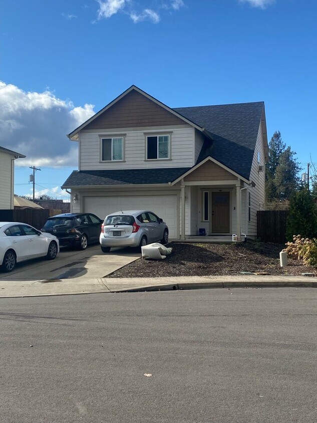 Foto principal - 1011 SE Millwright Ave.