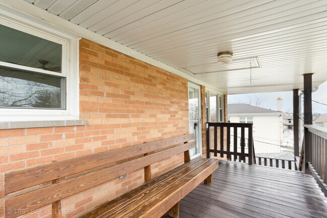 Foto del edificio - 16W621 56th St
