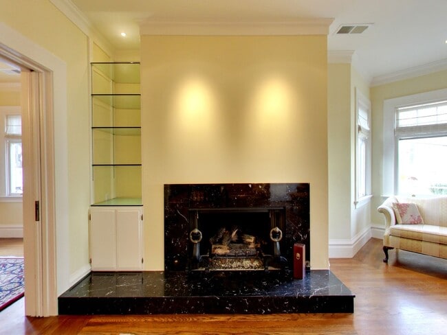 Foto del edificio - STUNNING 2/2 W/ Dining Room and LARGE Atti...