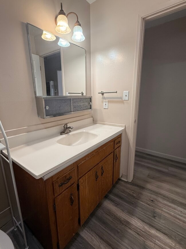 Foto del edificio - 1332 Thompson Ave