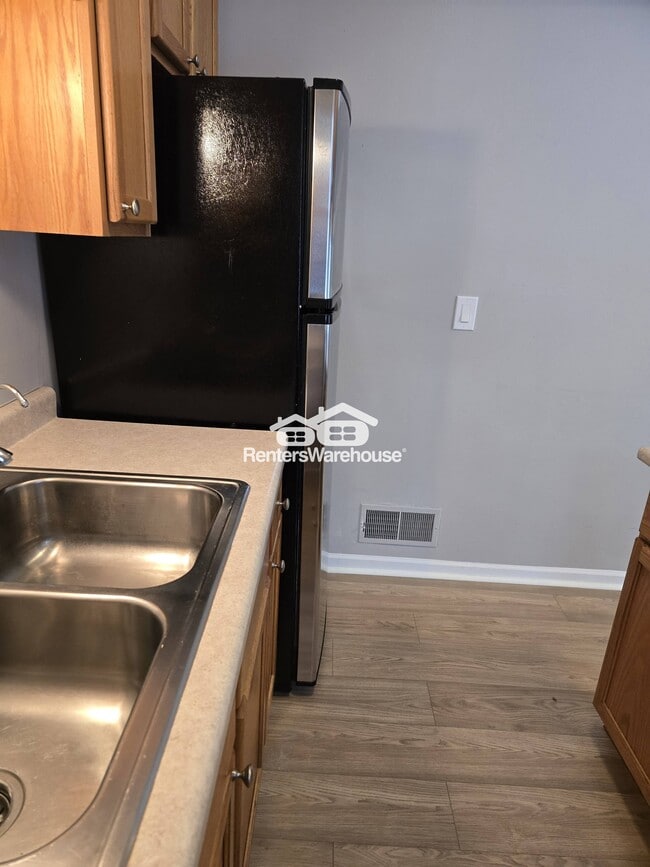 Building Photo - 5580 Shorewood Ln