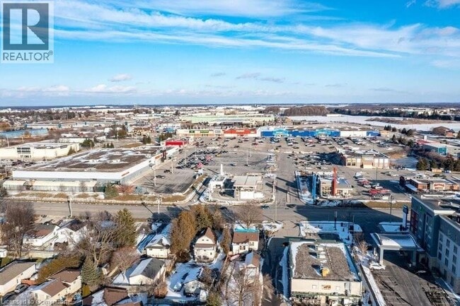 Building Photo - 490 Lampman Pl