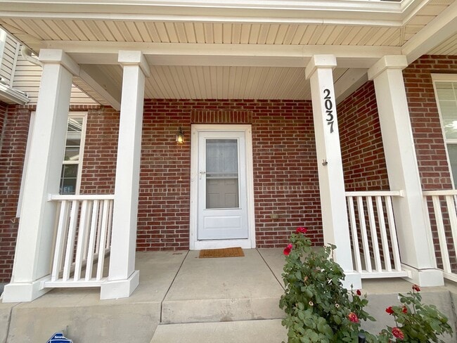 Building Photo - 2 Bedroom Townhome Available Near S Circle...
